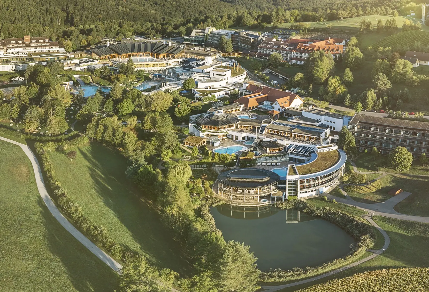 Luftaufnahme der Therme Loipersdorf mit Thermenanlagen, Hotels und Teich