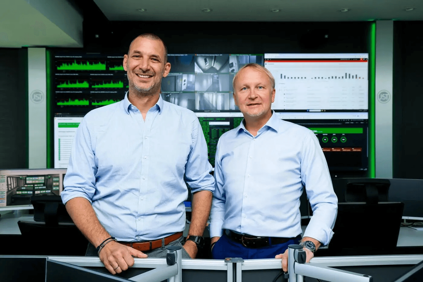 Speicherkraft-Gründer Christian Günther und RRZ-Chef Dietmar Schlar im Rechenzentrum